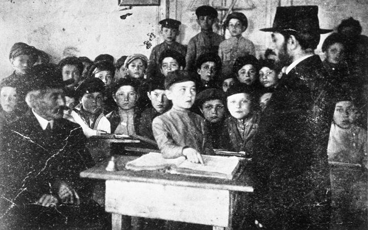 До войны Новогрудок был классическим еврейским местечком. Изучение Торы в хедере. 1930 г. | Фото: Jewish Museum, London