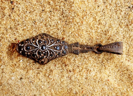 Кулон, инкрустированный полудрагоценными камнями