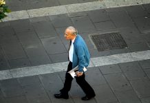 Злоупотребил доверием