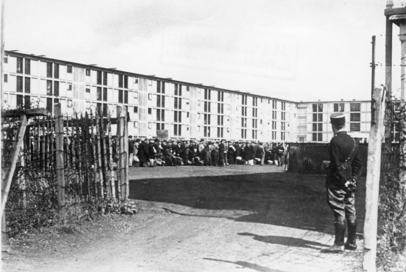 Im besetzten Gebiet. (Frankreich) Festnahme von Juden in Paris. Eingang zum Lager. Aug. 41