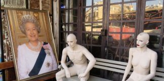 Голышом — так с королевой: кто победитель?