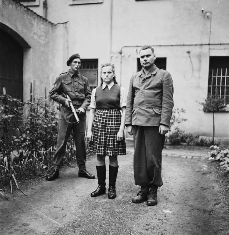 Гиена Аушвица Ирма Грезе (в центре) и комендант нацистского концентрационного лагеря Берген-Бельзен Йозеф Крамер (справа) в плену
