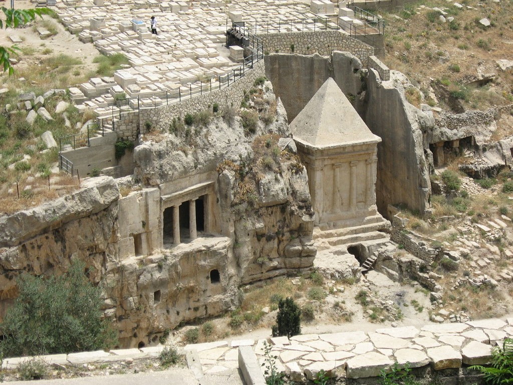 Гробницы и кладбище в Кедронской долине. Фото: Wikipedia / Oren Rozen