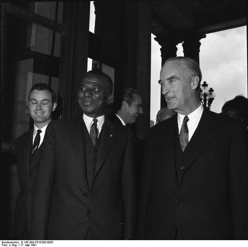 Альфред Крупп (справа) с президентом Того на вилле Хюгель(1961 год). 31 июля 1948 года американским военным трибуналом в Нюрнберге был признан виновным в разграблении промышленных предприятий других государств и использовании рабского труда. Был приговорён к 12 годам лишения свободы с конфискацией имущества. Однако 4 февраля 1951 года по приказу американского верховного комиссара в Германии Джона Макклоя был досрочно выпущен на свободу. Впоследствии была аннулирована часть приговора, касающаяся конфискации имущества концерна и ему было возвращено личное состояние. Вступив в руководство концерном, добился отмены постановления о разукрупнении концерна "Фридрих Крупп". Возродил корпорацию Круппов и возглавлял её до 1967 года. Фото: Wikipedia / Bundesarchiv