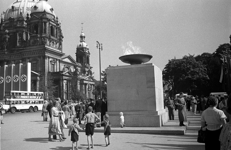 Олимпийский огонь XI Игр в Берлине. Фото: Wikipedia / Bundesarchiv