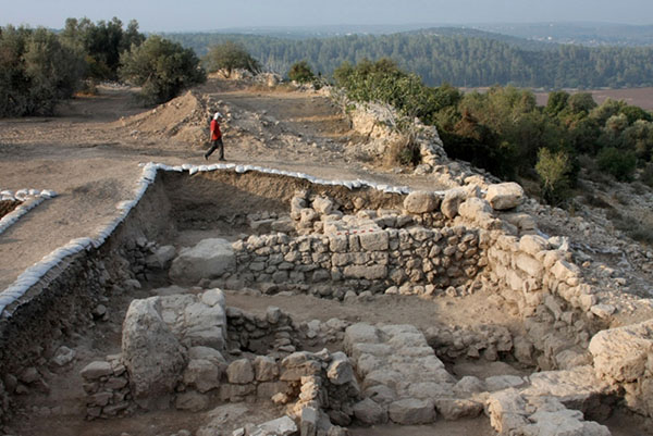 Фото Википедия, автор: User:Yaels http://en.wikipedia.org/wiki/File:Qeiyafa_city_wall1.jpg «Шаараим. Западные ворота»