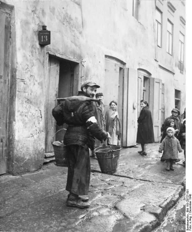 ADN-ZB/Archiv Polen unter der Okkupation des faschistischen Deutschlands 1939-1945 Im Ghetto von Lublin. Es gibt hier keine Wasserleitungen in den Häusern, nur Zapfstellen auf der Straße. Daher gehören die Wasserträger zur alltäglichen Erscheinung. (Aufnahme: Dezember 1940)
