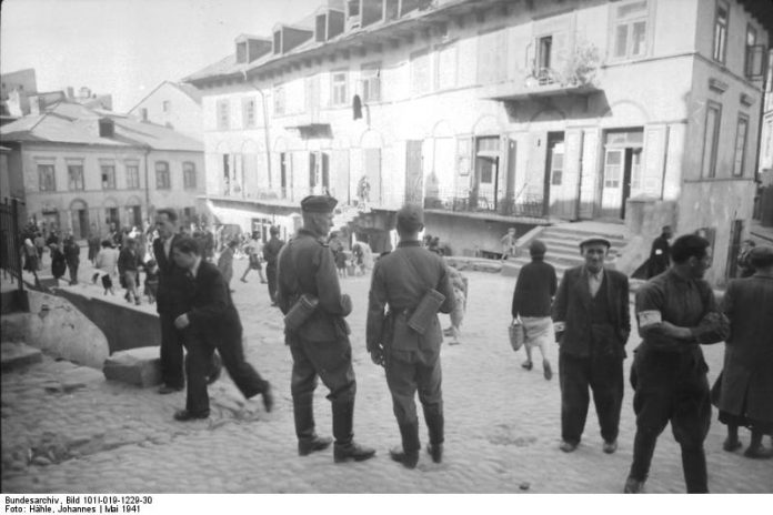 Polen, zwei Soldaten bei Stadtbummel