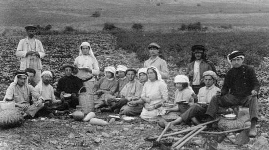 Second_aliyah_Pioneers_in_Migdal_1912_in_kuffiyeh