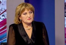 Свой срок еще не отмотала…