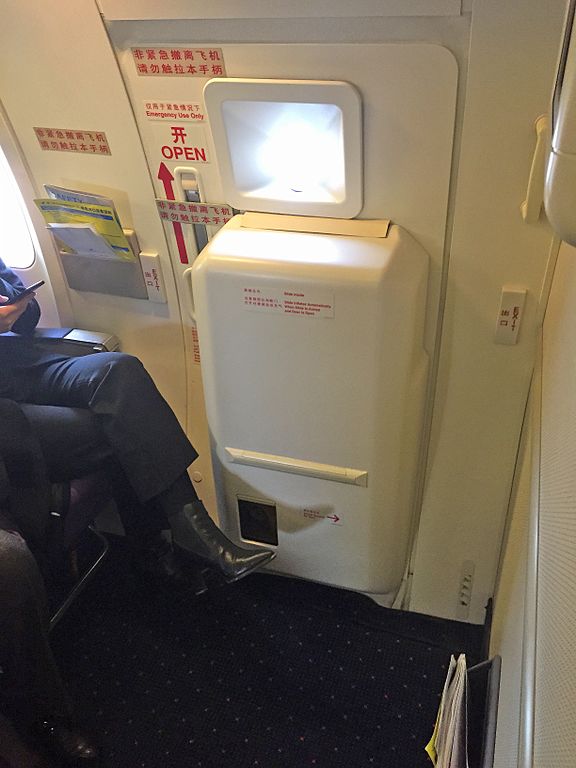 Emergency_exit_3L_on_B-2866_(20161204090646)