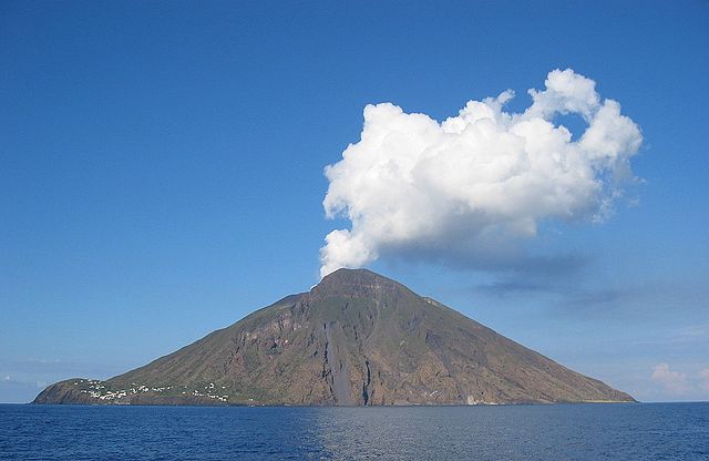 640px-DenglerSW-Stromboli-20040928-1230x800