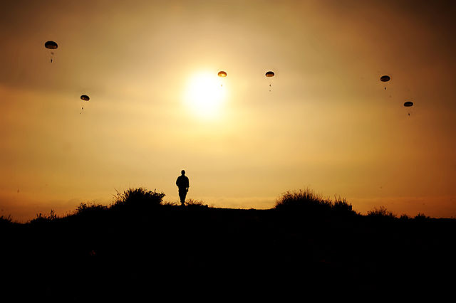640px-Flickr_-_Israel_Defense_Forces_-_Paratroopers_in_Training