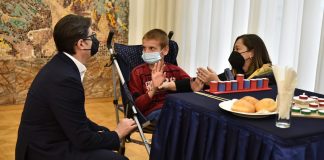 Тысяча ханукальных подсвечников – и одна память