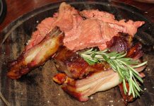 Какие-такие экскурсии? Не видишь – мы кушаем!
