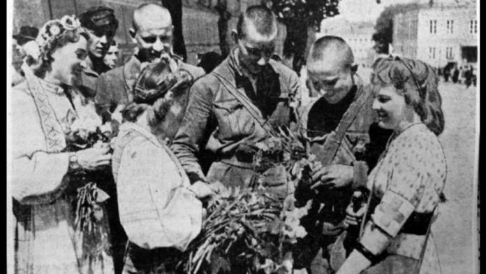 Lithuanian_soldiers,_liberated_from_the_former_Lithuanian_corps_of_the_Red_Army,_greeted_in_Vilnius,_Lithuania_during_the_June_Uprising,_1941