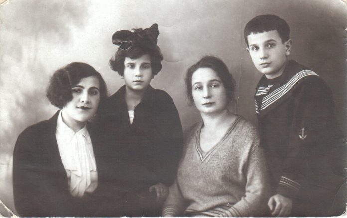 Chemo530На фото, справа - Лёва, его мама Роза, его сестрёнка Юлочка и тётя Раиса (сестра Розы).