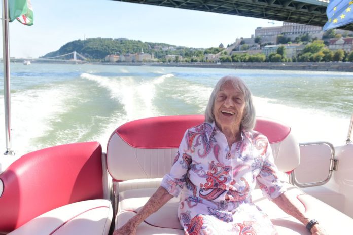 Agnes600-