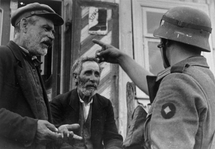 Litauen, Soldat mit jüdischen Männern