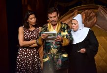 Загадочная девушка с огромным чемоданом