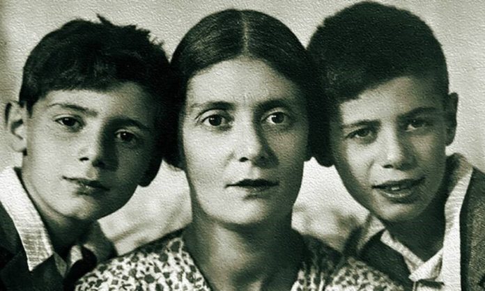 Kassi690Елена Кассиль с сыновьями Владимиром и Дмитрием. 1950-е гг.(1)